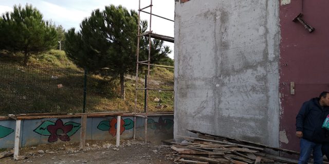 Okulda sıva yaparken düşerek ağır yaralandı
