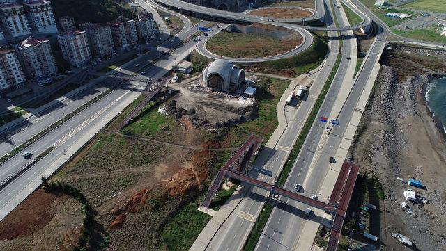 İki yol ortasına yapılan camiye nasıl ulaşılacağı tartışması