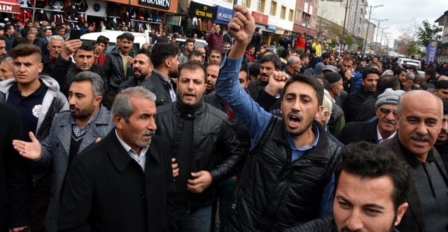 Patnos Haberleri: Patnosta elektrik protestosu sırasında 1 kişi kalp krizinden öldü Patnos Haberleri: Patnosta elektrik protestosu sırasında 1 kişi kalp krizinden öldü
