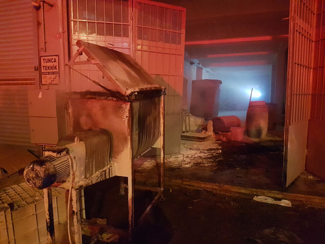 İkitelli kozmetik atölyesinde yangın; etrafa ağır bir koku yayıldı(1