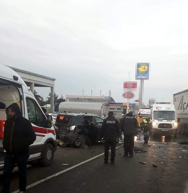 TIR, kırmızı ışıkta bekleyen araçlara çarptı: 10 yaralı