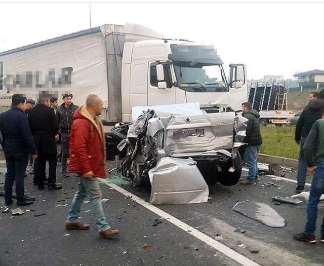TIR, kırmızı ışıkta bekleyen araçlara çarptı: 10 yaralı