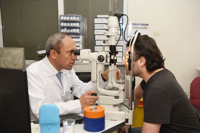 Kornea nakli ile yeniden görmeye başladı