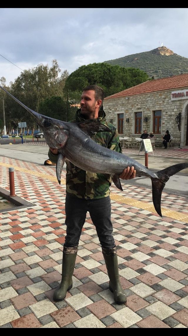 Akaryakıt sızıntısı yaşanan bölgede oltayla yakalandı! Yarım saatten