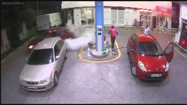 Bakırköy'de akaryakıt istasyonunda patlama kamerada