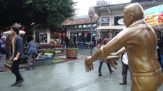 Önce tepsisi çalındı, şimdi de kolları kırıldı
