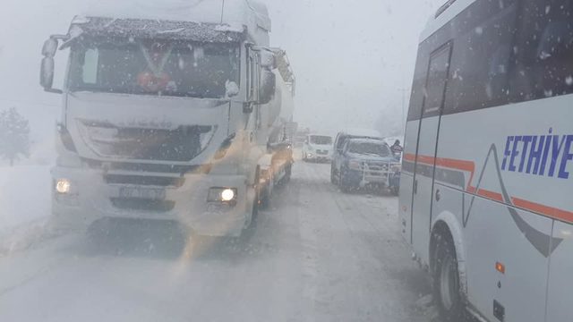 Seydikemer'de kar yağışı ulaşımı olumsuz etkiledi