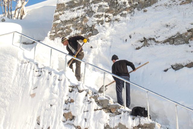 Bitlis Haberleri: Bitlis’te işçilerin zorlu kar temizliği Bitlis Haberleri: Bitlis’te işçilerin zorlu kar temizliği