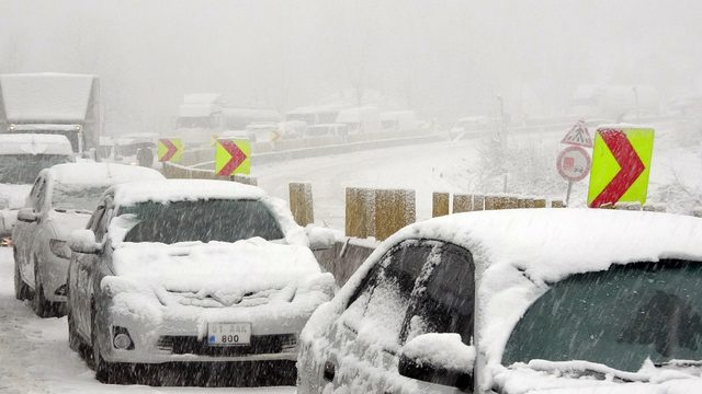 Merkez Haberleri: Bolu Dağında TIR kayarak yolu kapattı araç geçişlerine izin verilmiyor Merkez Haberleri: Bolu Dağında TIR kayarak yolu kapattı araç geçişlerine izin verilmiyor