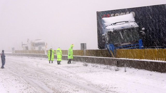 Merkez Haberleri: Bolu Dağında TIR kayarak yolu kapattı araç geçişlerine izin verilmiyor Merkez Haberleri: Bolu Dağında TIR kayarak yolu kapattı araç geçişlerine izin verilmiyor