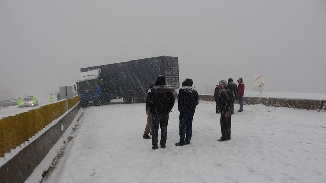 Merkez Haberleri: Bolu Dağında TIR kayarak yolu kapattı araç geçişlerine izin verilmiyor Merkez Haberleri: Bolu Dağında TIR kayarak yolu kapattı araç geçişlerine izin verilmiyor