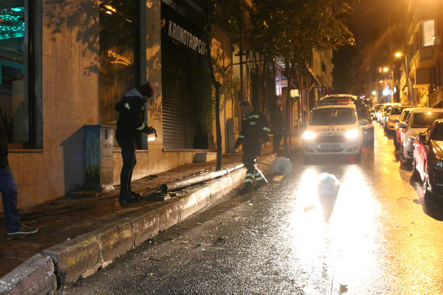 Şişli'de aydınlatma direği otomobilin üstüne devrildi Son Dakika Haberler