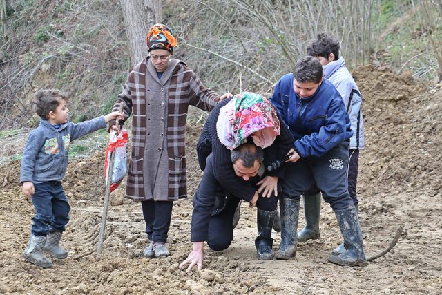 Çarşamba Haberleri: Yolu kapanan mahallede, hasta annesini her gün sırtında taşıyor Çarşamba Haberleri: Yolu kapanan mahallede, hasta annesini her gün sırtında taşıyor