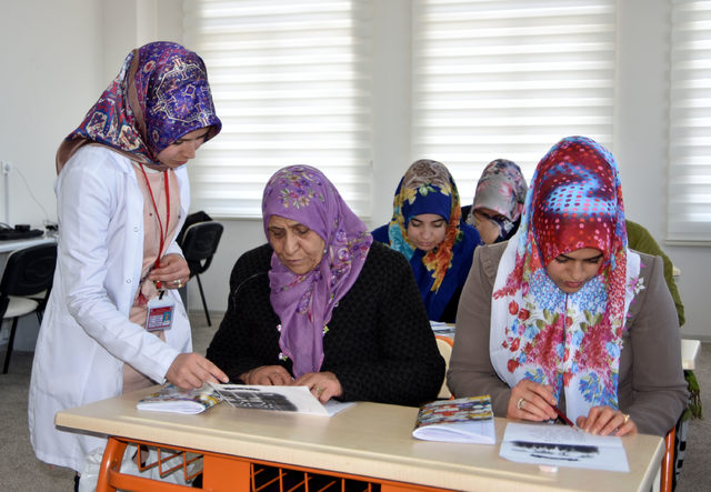 Van Haberleri: Gelin ile kaynana okuma- yazma kursunda Van Haberleri: Gelin ile kaynana okuma- yazma kursunda