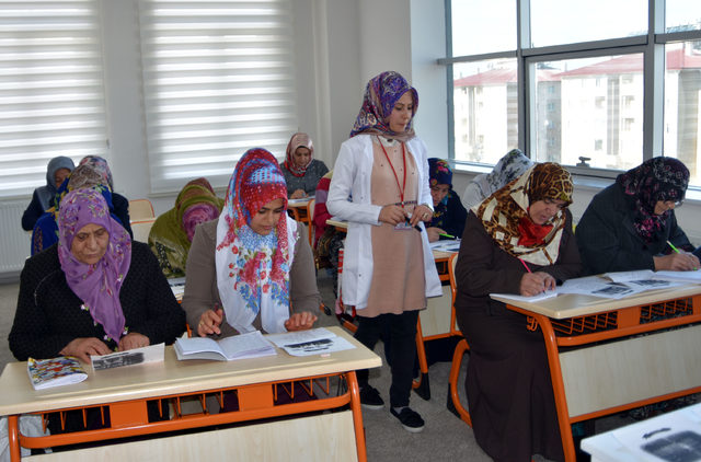 Van Haberleri: Gelin ile kaynana okuma- yazma kursunda Van Haberleri: Gelin ile kaynana okuma- yazma kursunda
