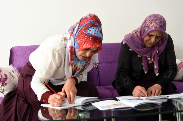 Van Haberleri: Gelin ile kaynana okuma- yazma kursunda Van Haberleri: Gelin ile kaynana okuma- yazma kursunda