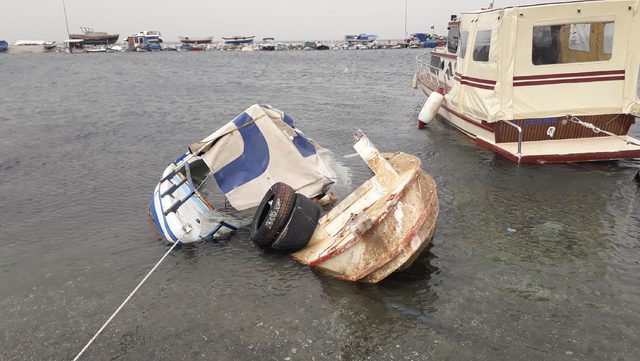 İnciraltı'nda 7 sandal su alarak yan yattı