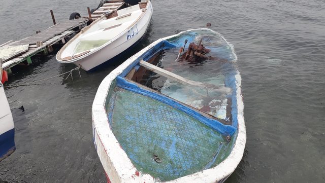 İnciraltı'nda 7 sandal su alarak yan yattı