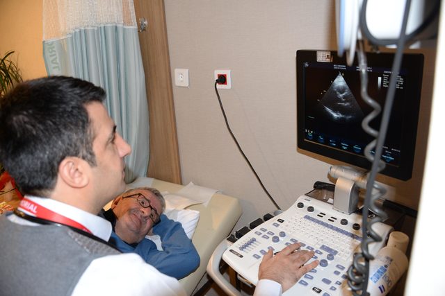 Diyarbakır Haberleri: Kalbi duran emekli öğretmeni, doktor olan öğrencisi hayata döndürdü Diyarbakır Haberleri: Kalbi duran emekli öğretmeni, doktor olan öğrencisi hayata döndürdü