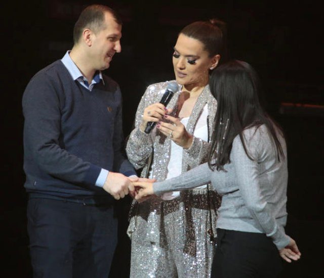 demet-akalin-konserinde-evlilik-teklifi-alan-11694451_7759_m