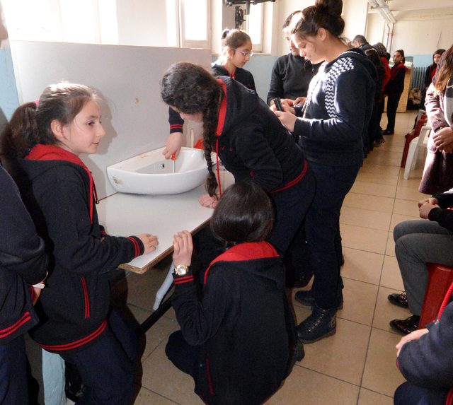 'Hayat Dersi'nde erkek Ã¶Ärencilere Ã¼tÃ¼, kÄ±zlara priz deÄiÅtirmeyi Ã¶Äretiyorlar