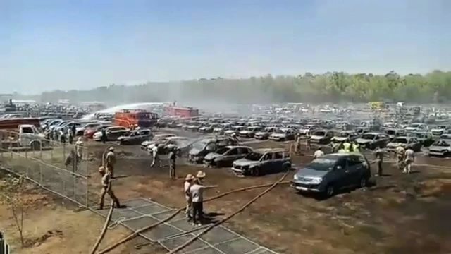 hindistan'da otoparktaki 300 araÃ§ cayÄ±r cayÄ±r yandÄ± ile ilgili gÃ¶rsel sonucu