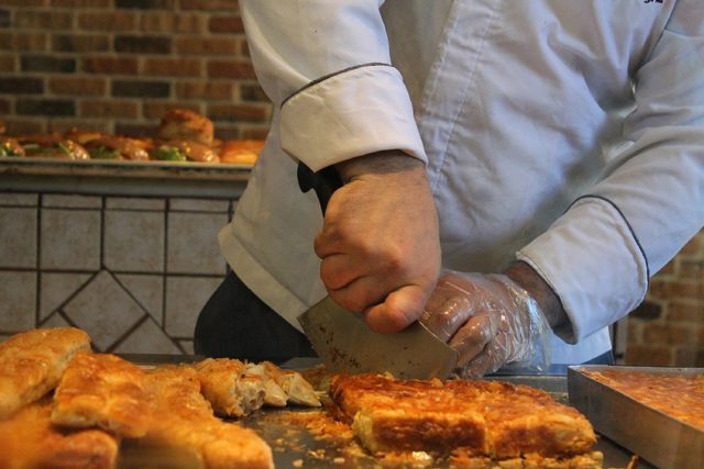 İstiklal Marşı'nı okuyana börek bedava