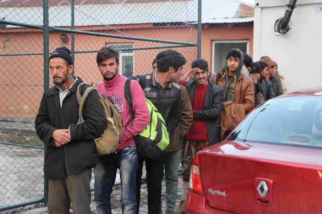 Koltukları sökülen minibüsten 40 kaçak göçmen çıktı
