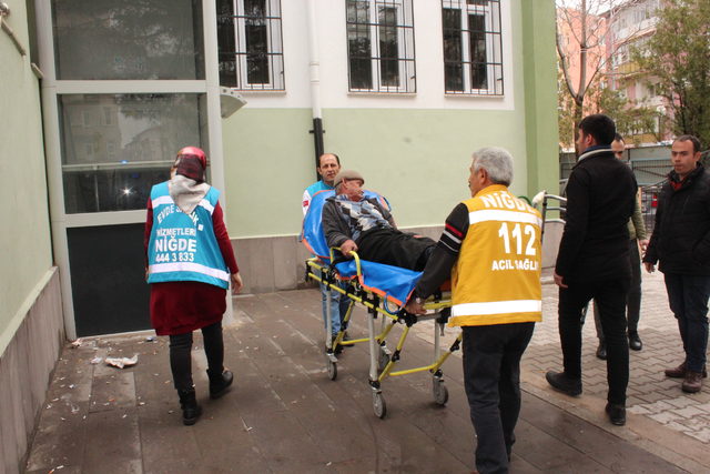 Niğde'de 130 seçmen ambulanslarla sandığa gitti