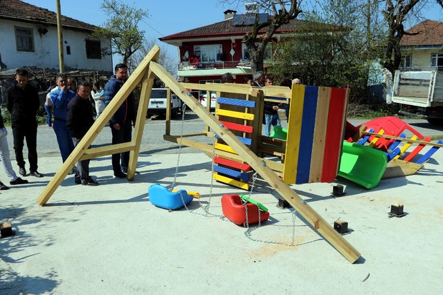 Seçimi kaybeden muhtar çocuk parkını söktü!