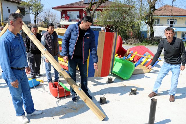 Seçimi kaybeden muhtar çocuk parkını söktü!