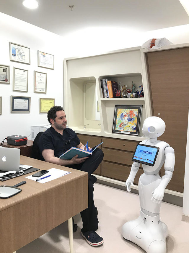 İnsansı robot Türkiye�nin sağlık turizminde kullanılmaya başlandı