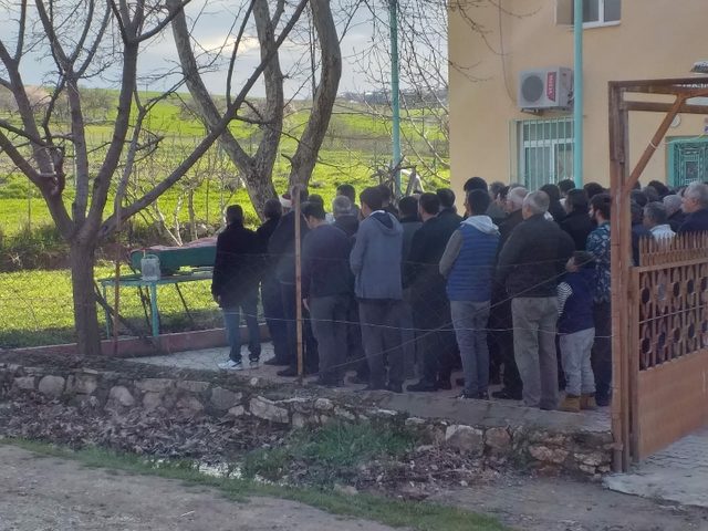 Bıçaklanarak öldürülen kadın öğretmen Elazığ'da son yolculuğuna