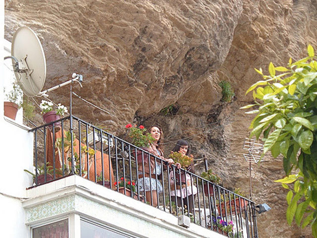 bir-kayanin-altinda-yasamak-setenil-de-las-bodegas-8