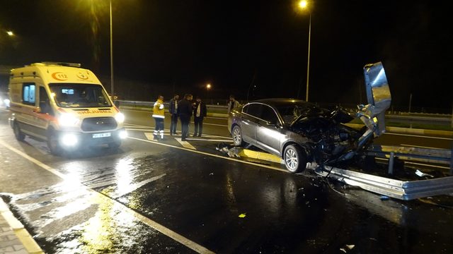 Bariyerlere saplanan otomobil havada asılı kaldı