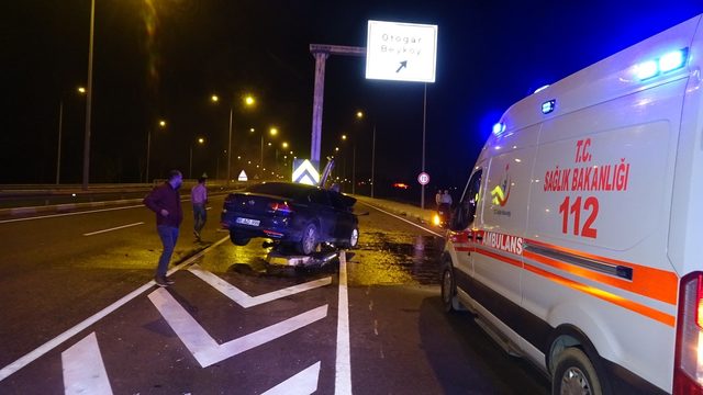 Bariyerlere saplanan otomobil havada asılı kaldı