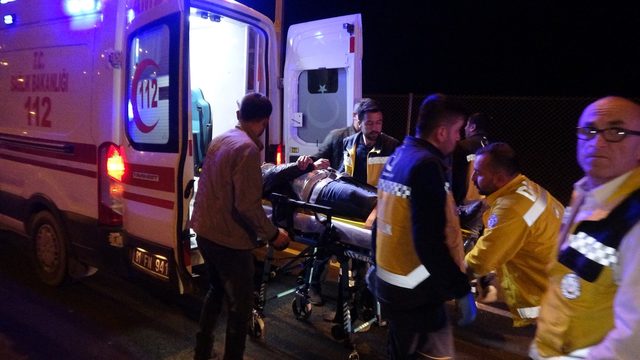 Bariyerlere saplanan otomobil havada asılı kaldı