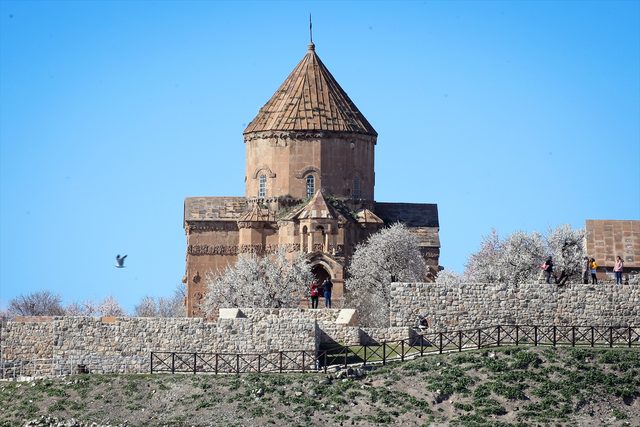 Hoşgörü adası Akdamar, tüm ihtişamıyla ziyaretçilerini ağırlıyor