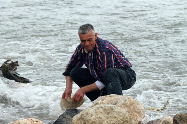 acÄ±lÄ± baba suyun tahliyesi iÃ§in taÅlarÄ± elleriyle attÄ± ile ilgili gÃ¶rsel sonucu