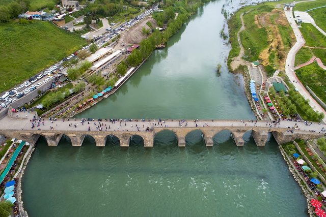 Medeniyetler köprüsü Ongözlü Köprü�ye ziyaretçi akını trend