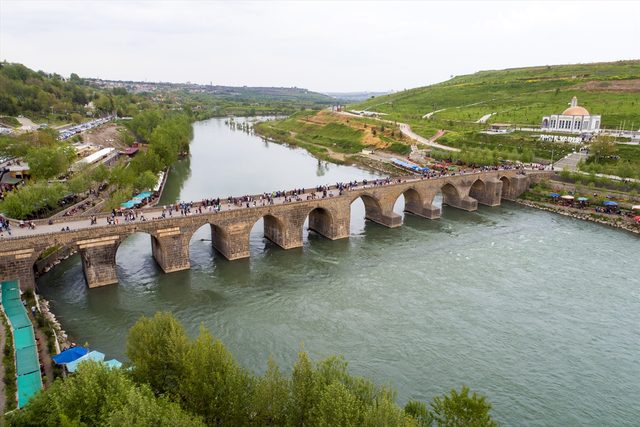 Medeniyetler köprüsü Ongözlü Köprü�ye ziyaretçi akını trend