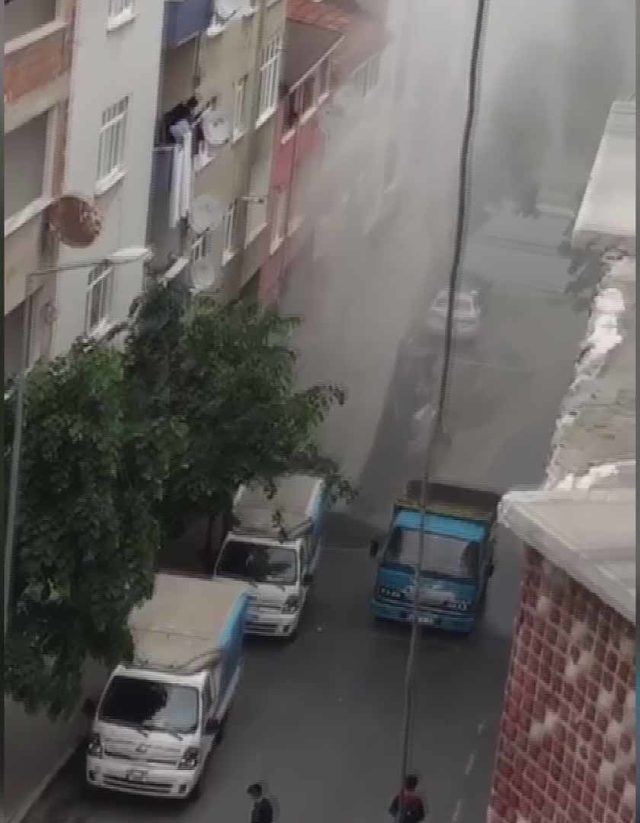 Gaziosmanpaşa'da patlayan borudaki su metrelerce fışkırdı