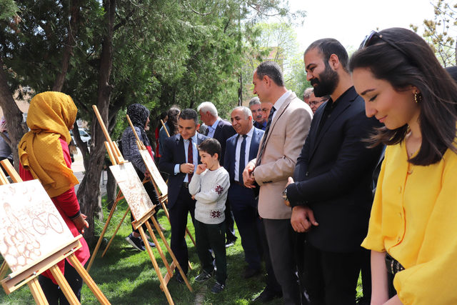 Midyatlı öğrencilerin 'Renklere Yolculuk' sergisi