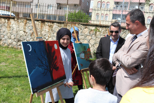 Midyatlı öğrencilerin 'Renklere Yolculuk' sergisi