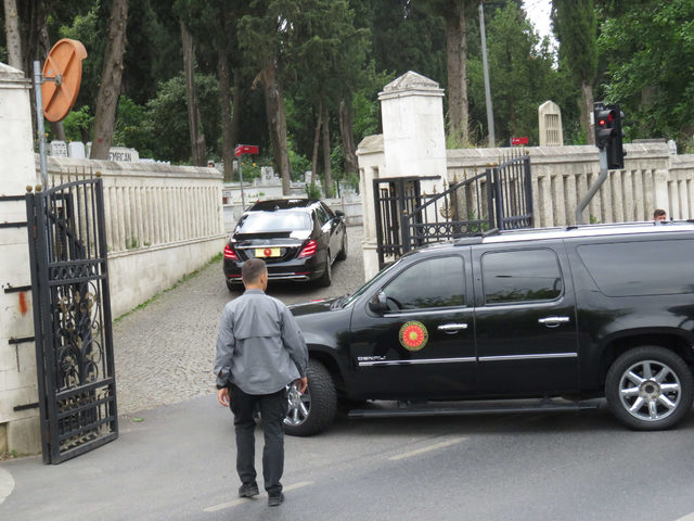 Cumhurbaşkanı Erdoğan anne ve babasının mezarlarını ziyaret etti