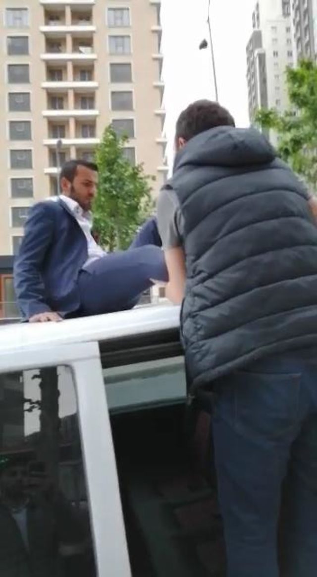 Uber sürücüsü aracının tavanı üzerinde gözaltına alındı