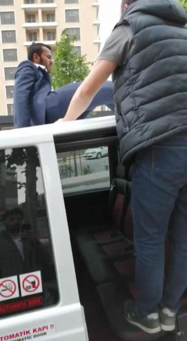 Uber sürücüsü aracının tavanı üzerinde gözaltına alındı
