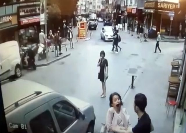 İstanbul�da dehşet anları! Ekmek bıçağıyla etrafa saldırdı trend