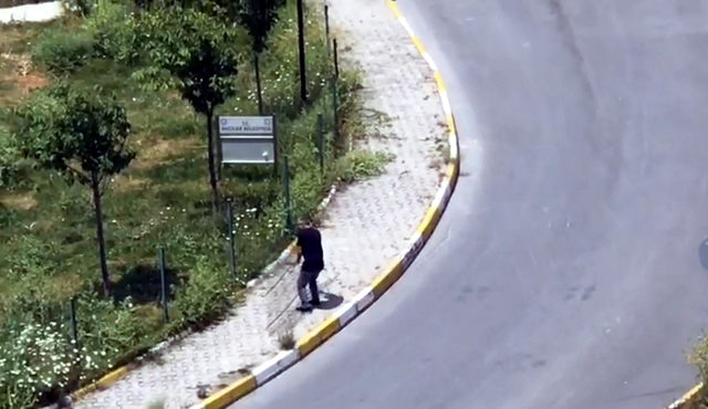 Parkın tel örgülerini çalmaya kalktılar