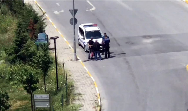 Parkın tel örgülerini çalmaya kalktılar